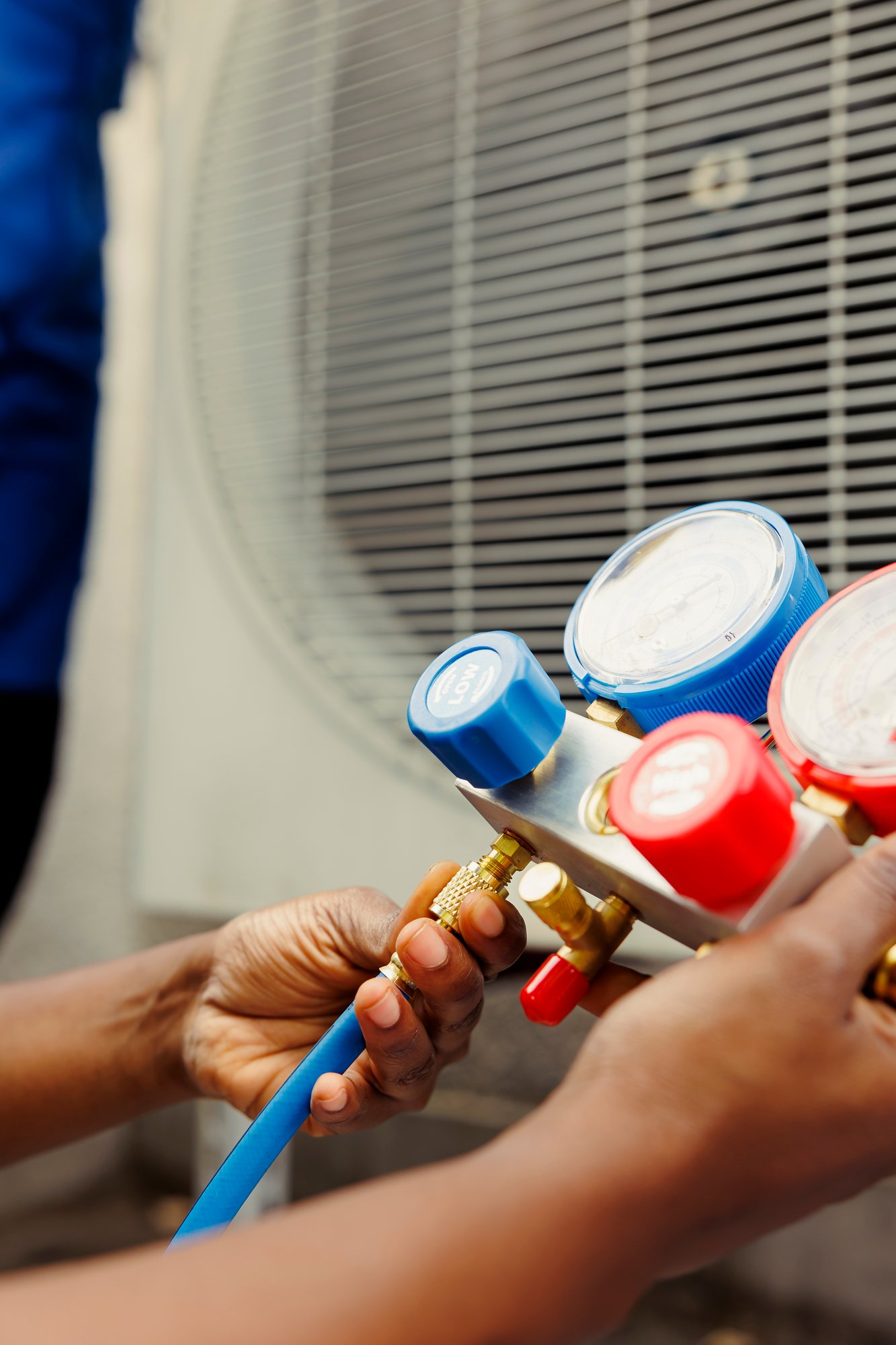 mechanic-holding-manometers-close-up