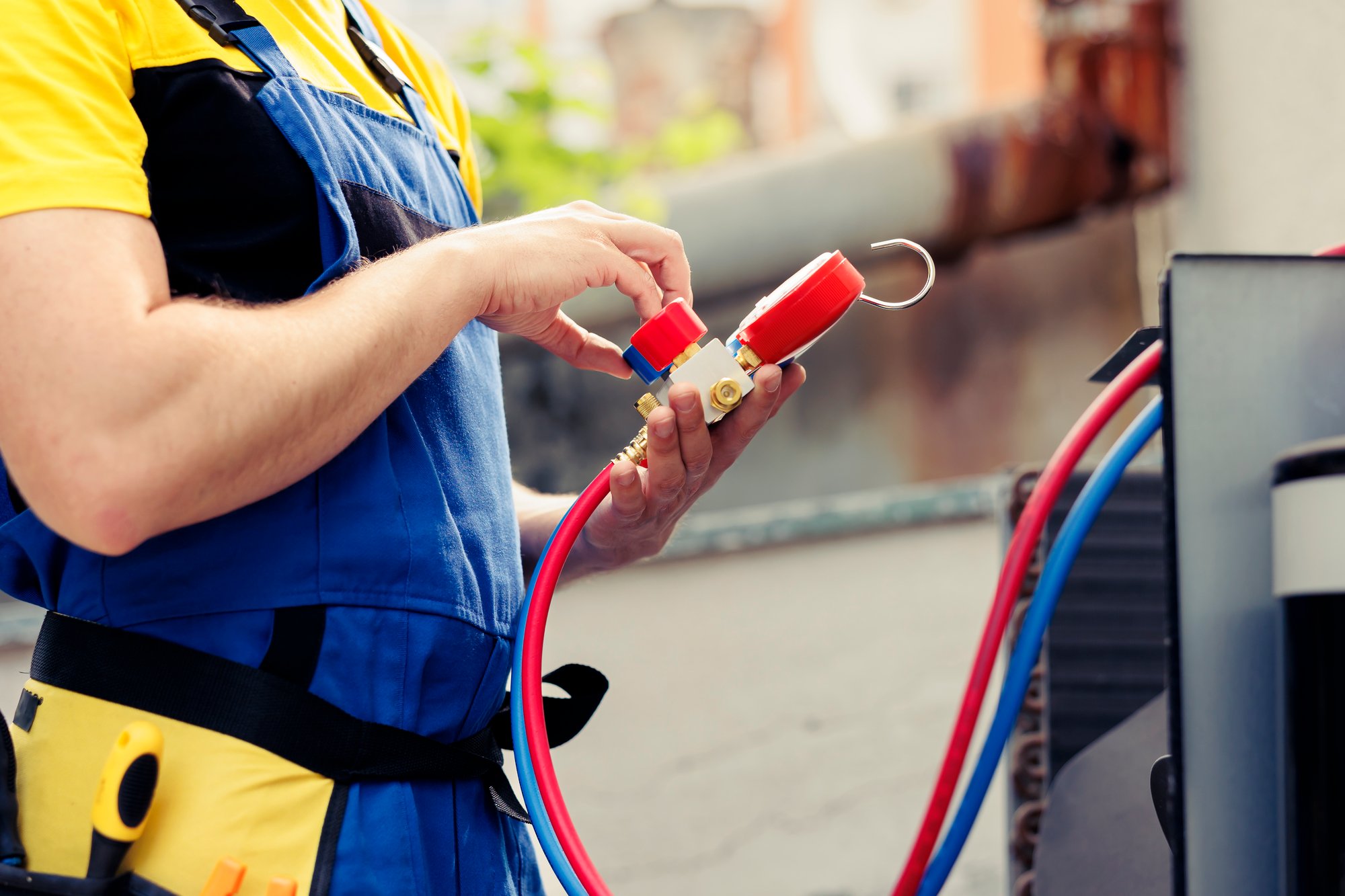 wireman-does-air-conditioner-maintenance